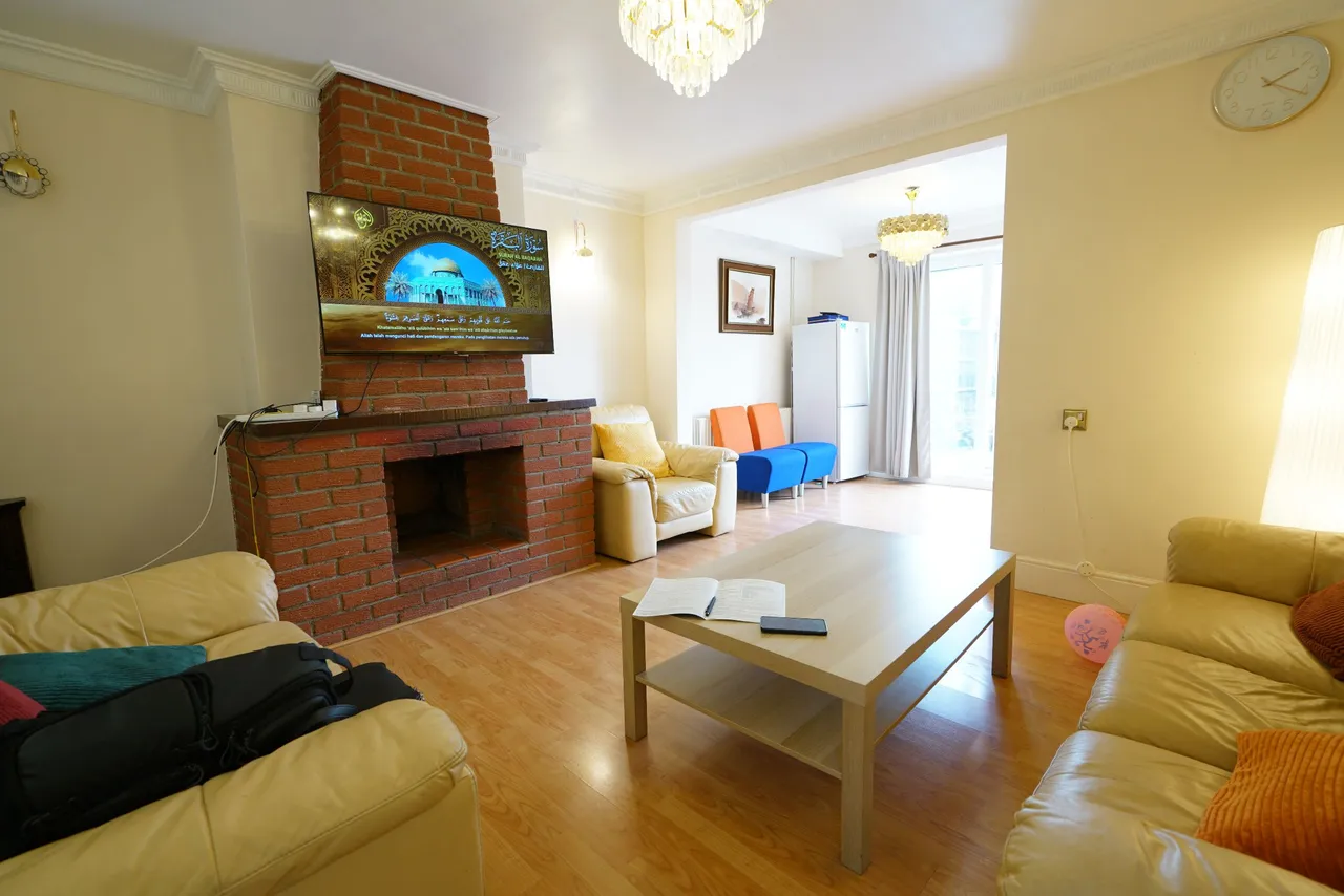 Manor Road, Tilbury, Essex, RM18 8XR, photo 2