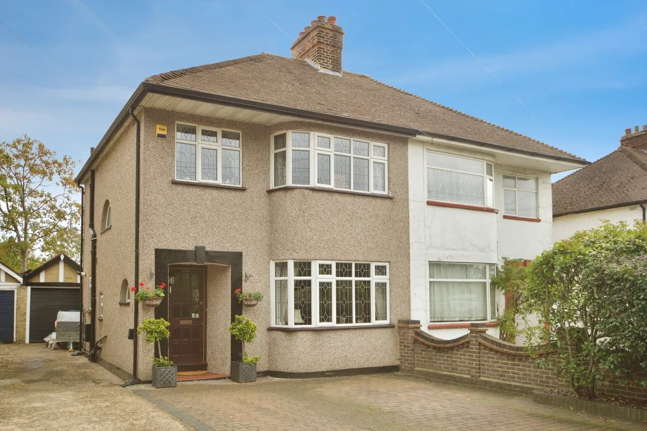 3 bed house for sale — Havering Road, Romford, RM1