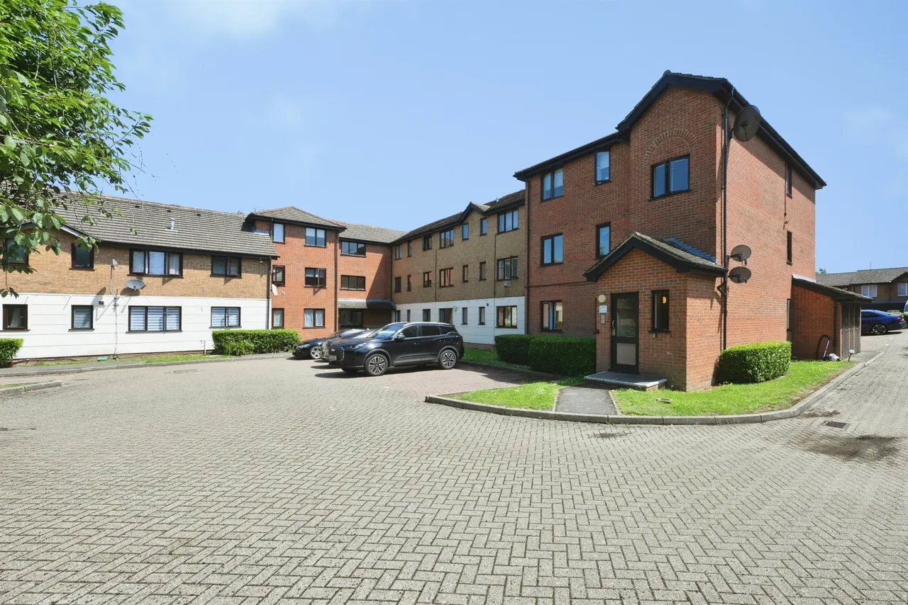 1 bed flat for sale — Parrotts Field, Hoddesdon