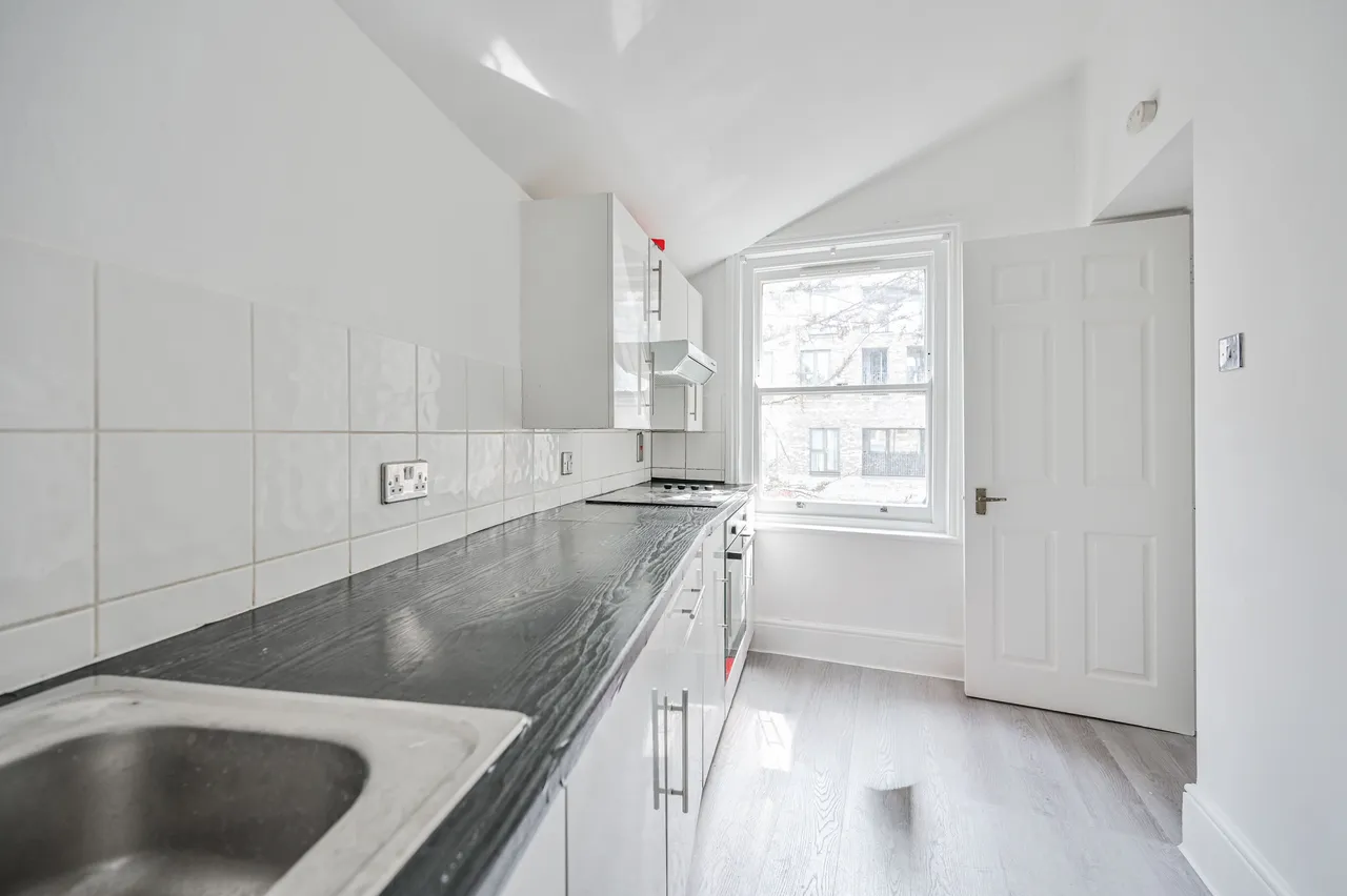 4 St James's Court, 81 Fore Street, London, photo 2