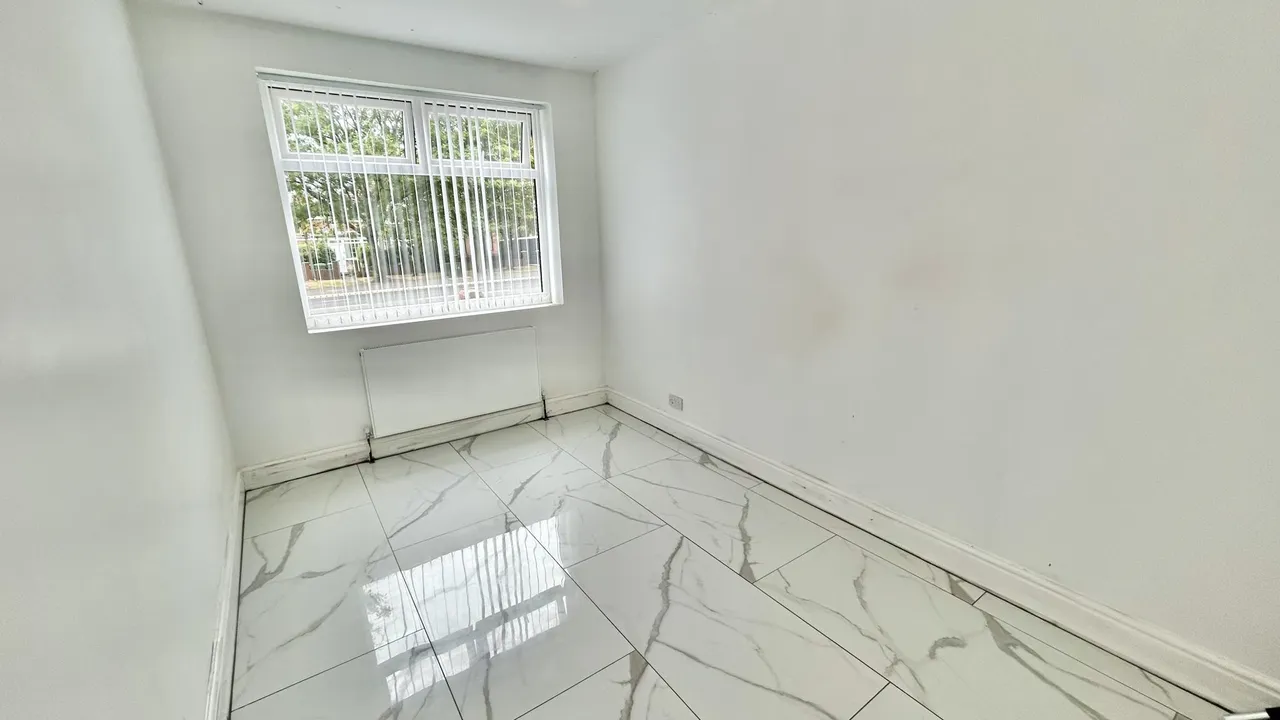 Broadway, Chadderton, OL9, photo 9