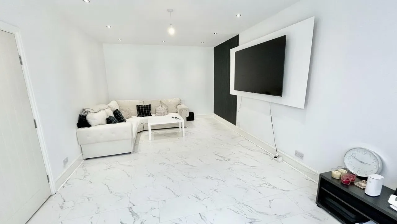 Broadway, Chadderton, OL9, photo 3