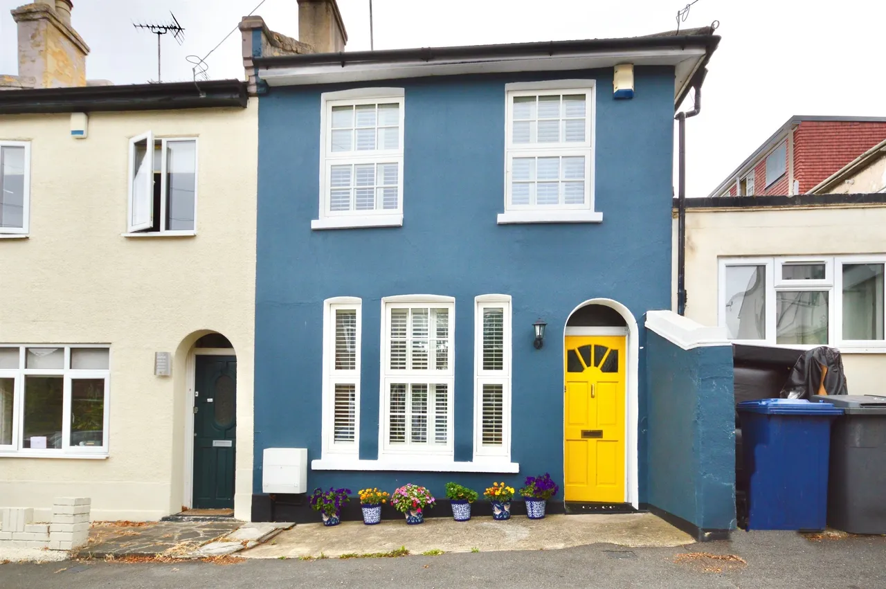 2 bed house for sale, Summers Row, London, N12