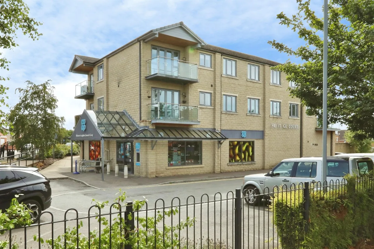 2 bed flat for sale — Rotherham Road, Dinnington, Sheffield
