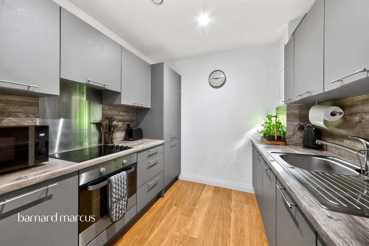 Quayle Crescent, London, photo 2