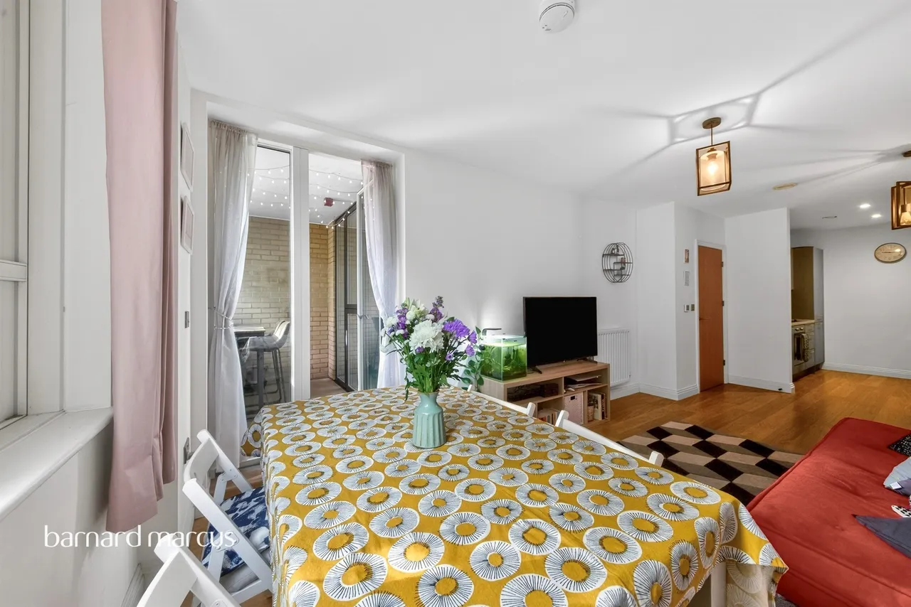 Quayle Crescent, London, photo 6