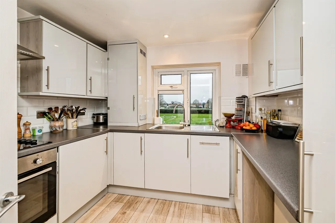 3 bed flat for sale — Derwent Drive, Slough