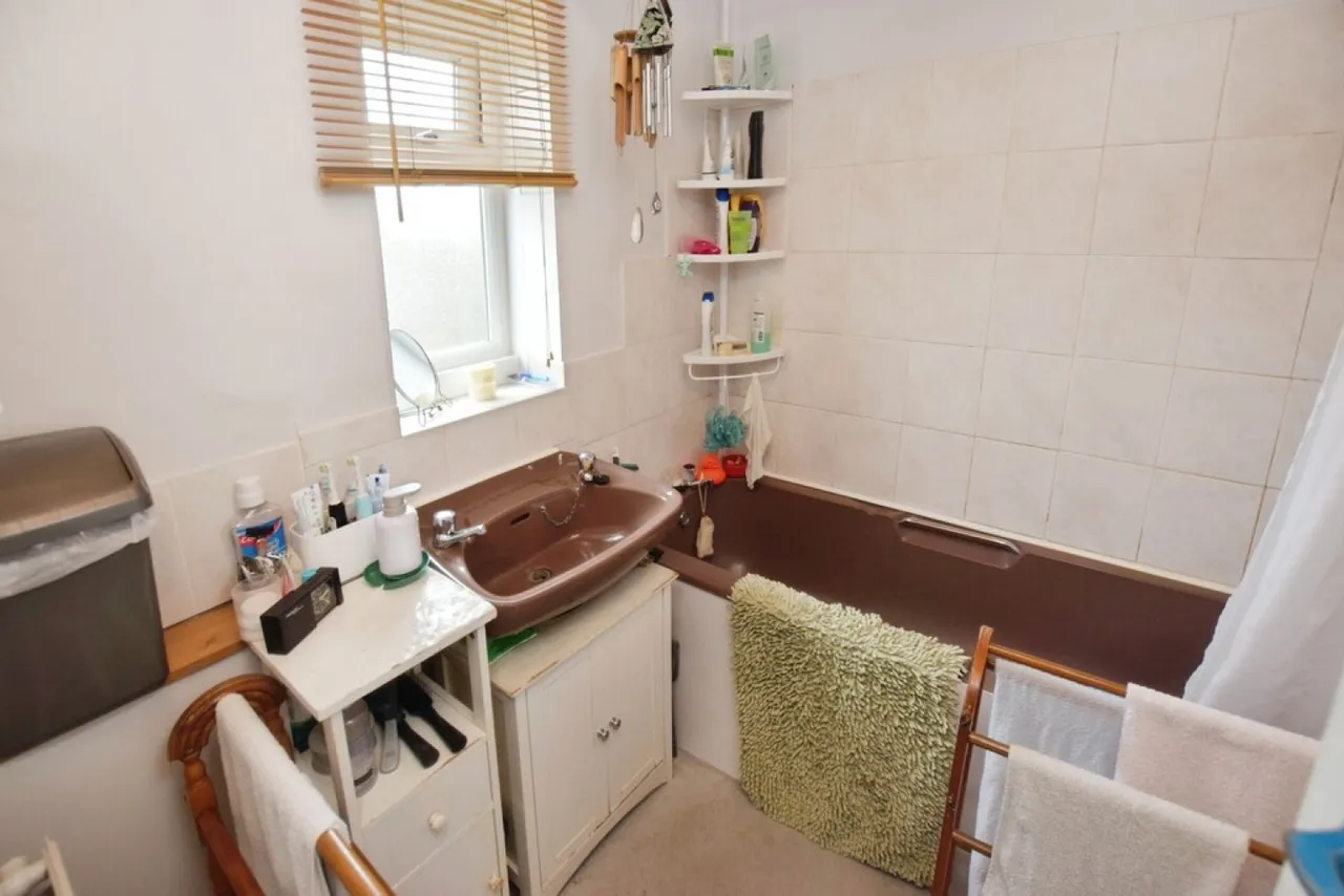 Lloyds Crescent, photo 9