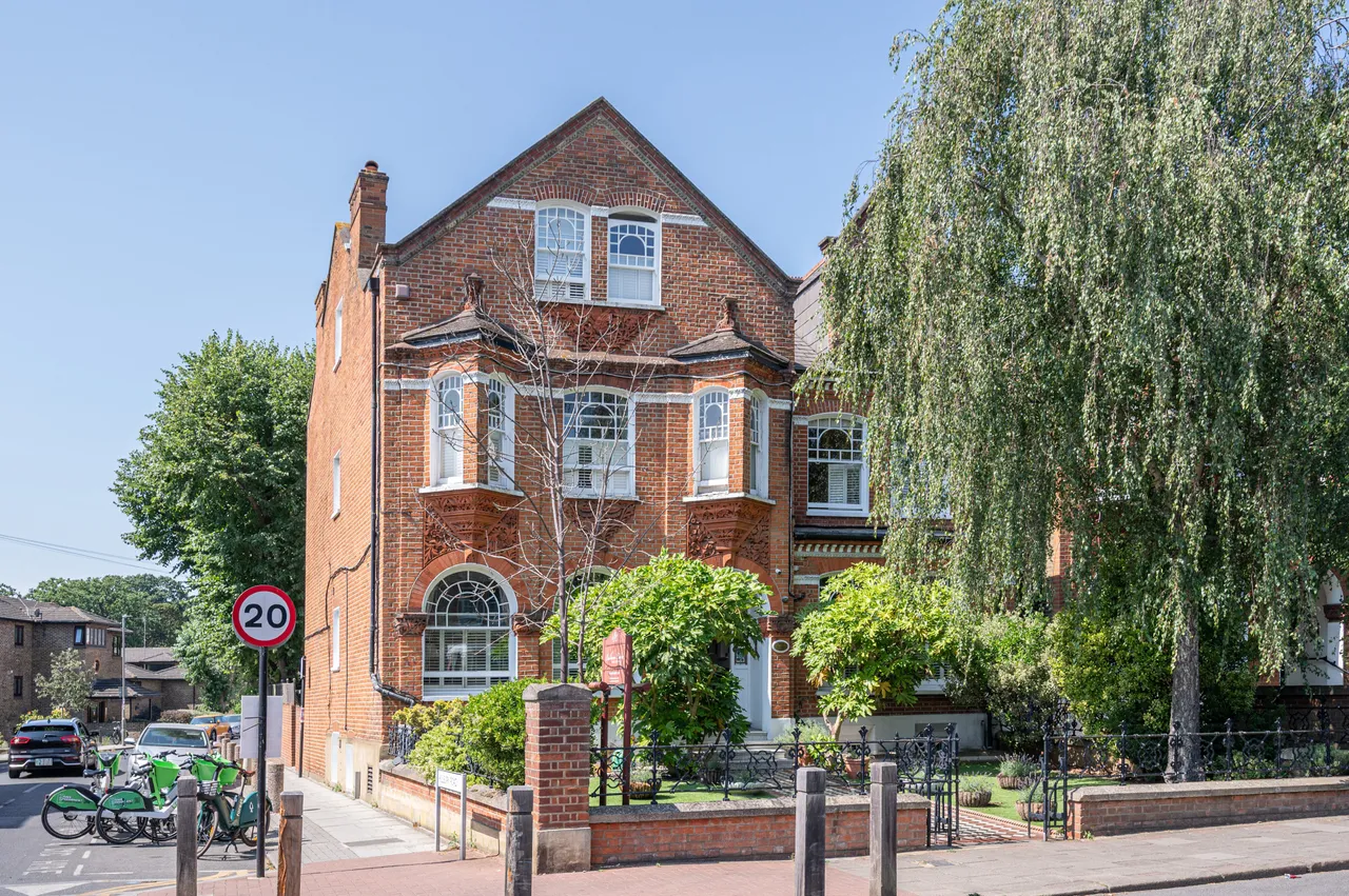 18 bed building for sale, London, SW12