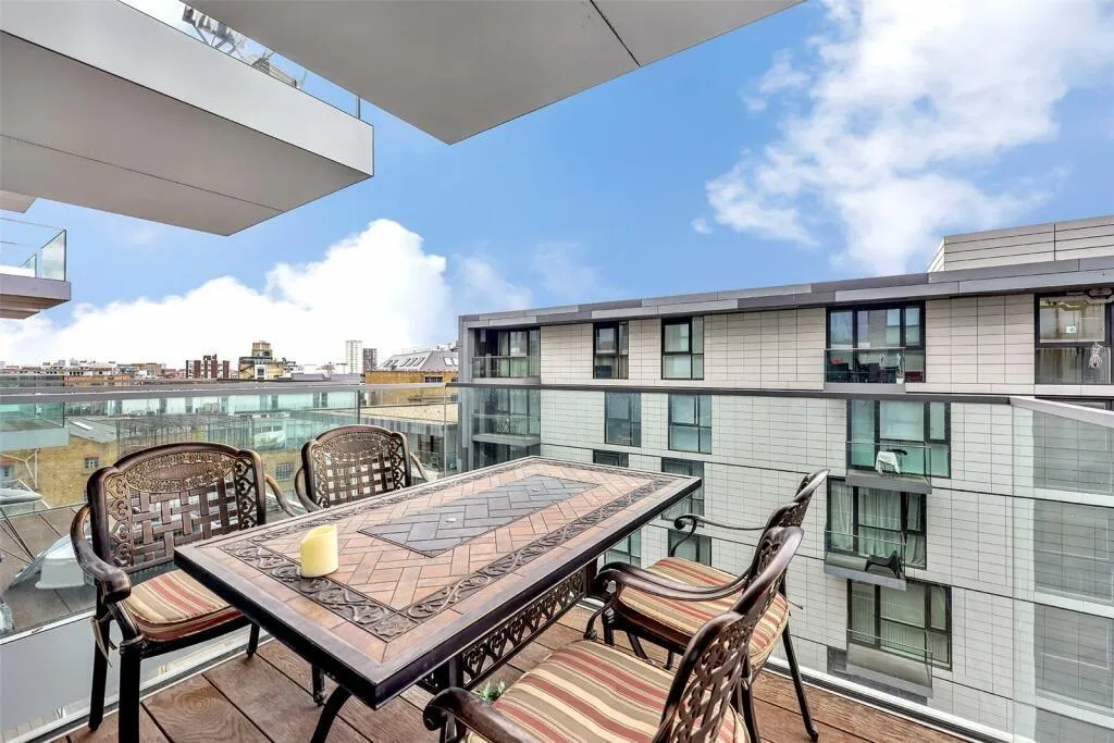 2 bed flat for sale, Stable Walk, London, E1