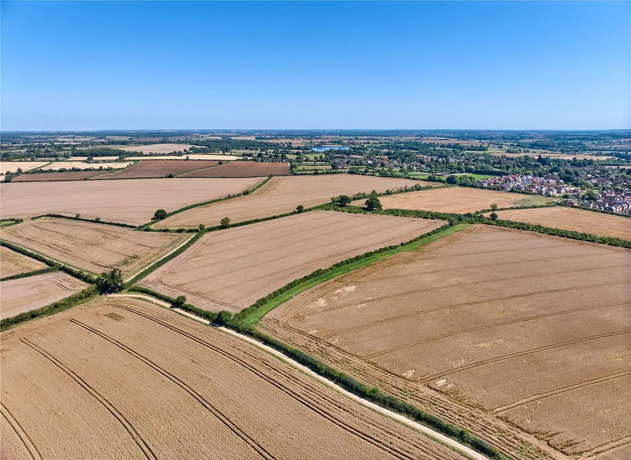 Lot 2 | Castle Fields, Stowe Avenue, Buckingham, Buckinghamshire, MK18 6AA, photo 2