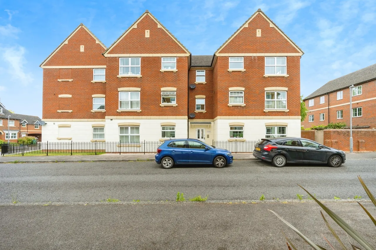 2 bed flat for sale — Alder Road, Weston Turville, Aylesbury