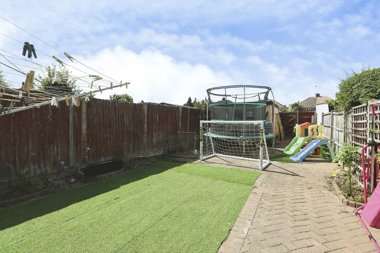 Suffolk Avenue, Rainham, Gillingham, Kent, ME8, photo 4