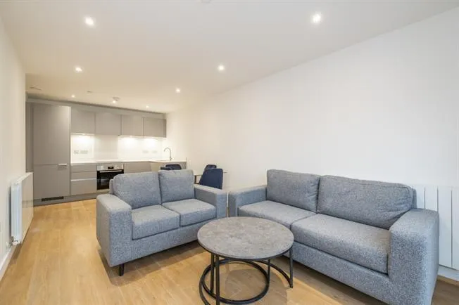 2 bed flat to rent — Well Farm Road, Whyteleafe