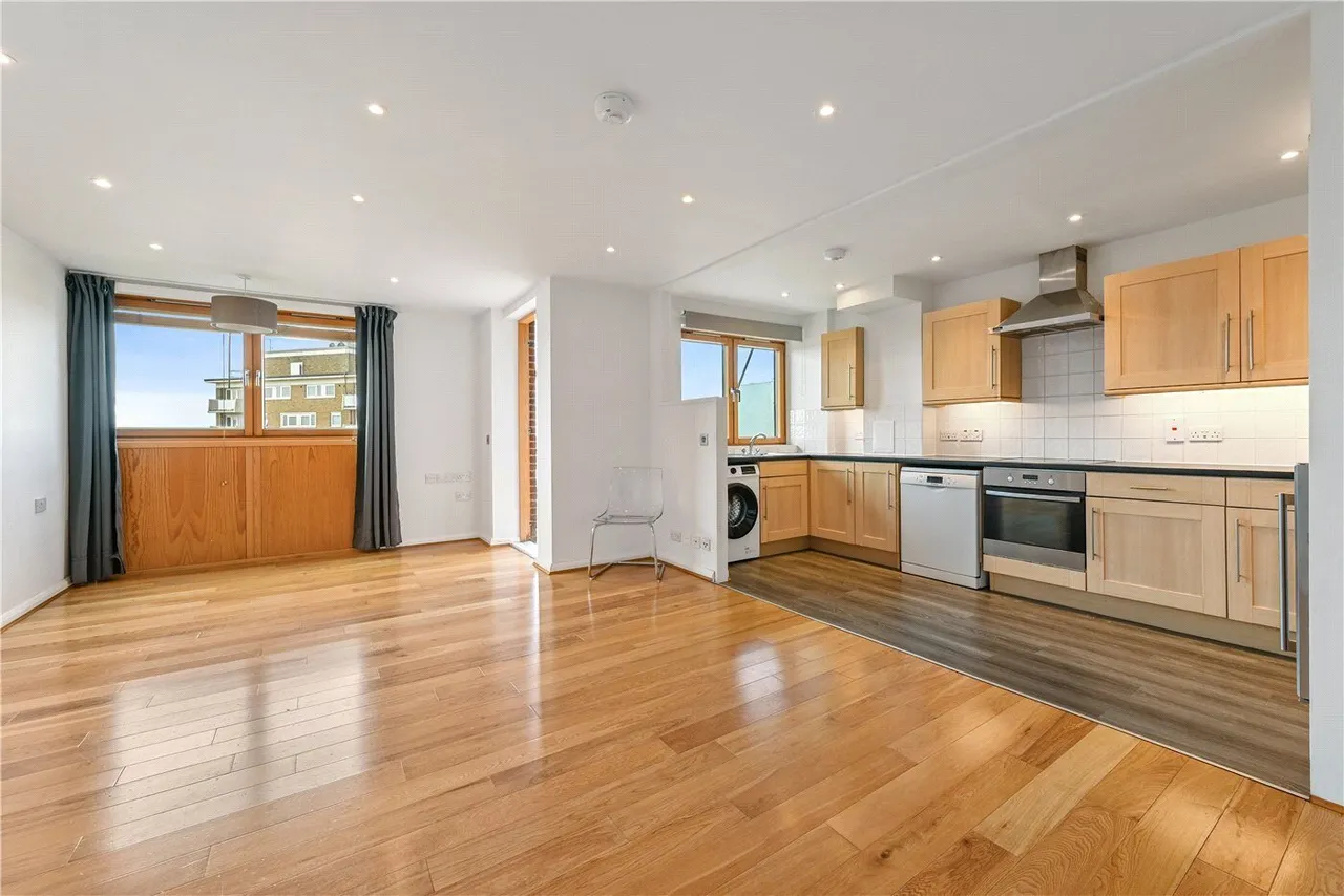 2 bed flat for sale, Donnington Road, London, NW10