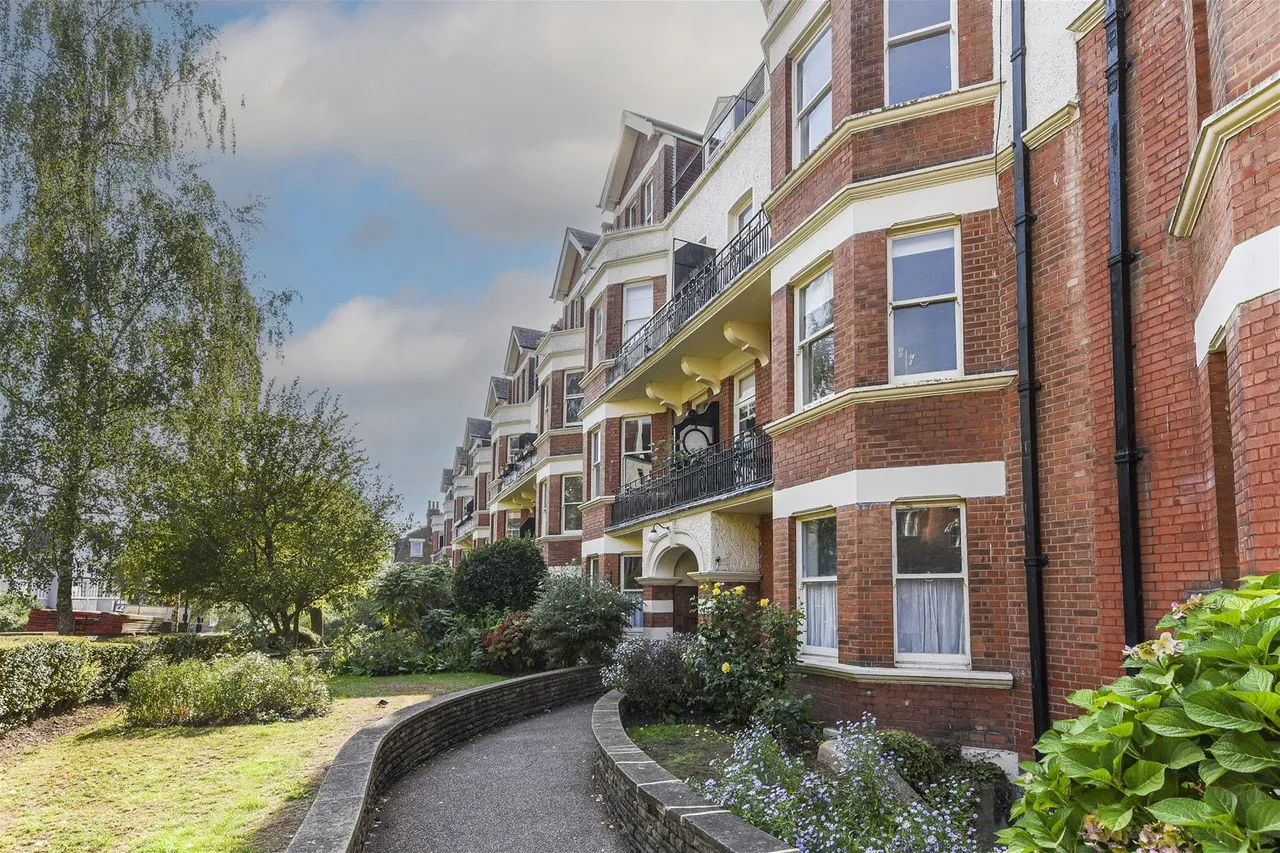 3 bed flat for sale, Honeybourne Road, London, NW6