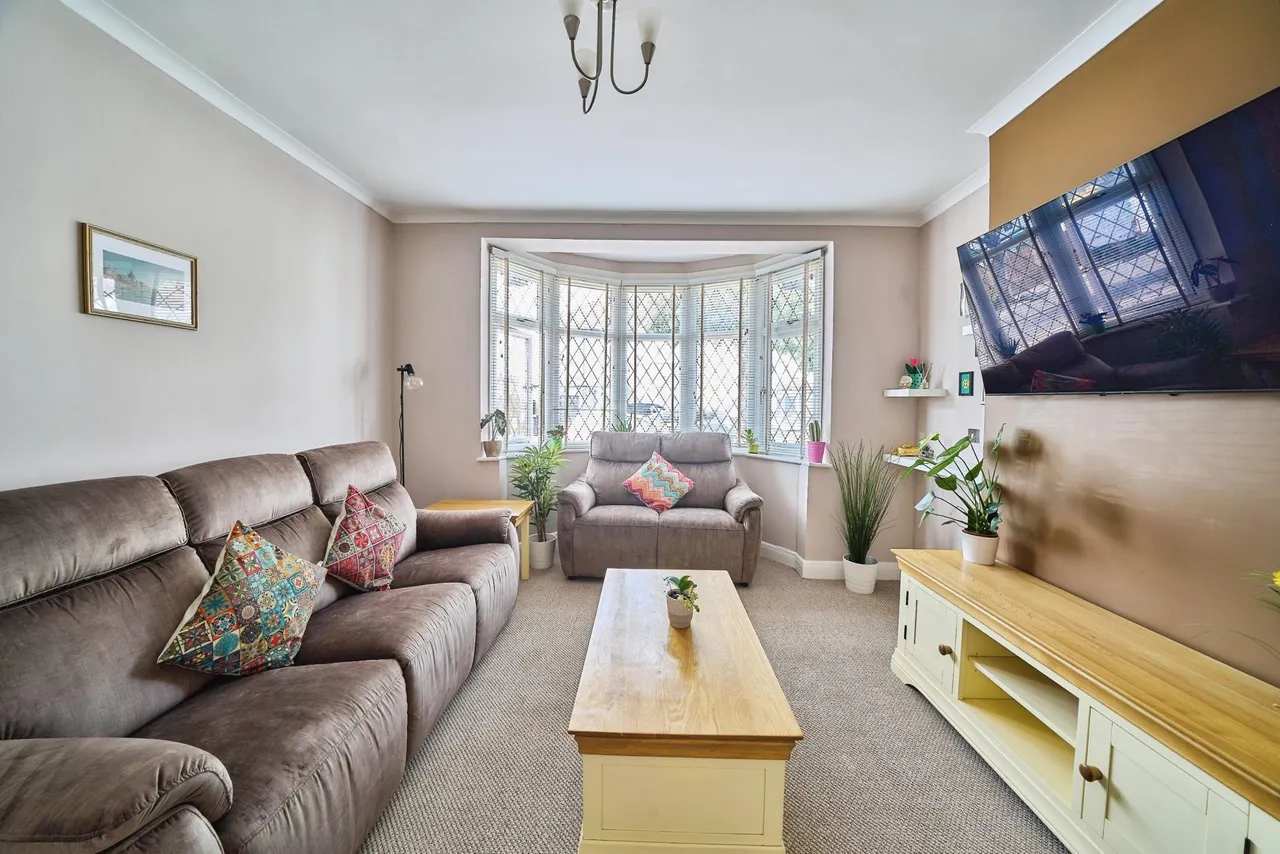 2 bed house for sale, Clinton Crescent, Ilford, IG6