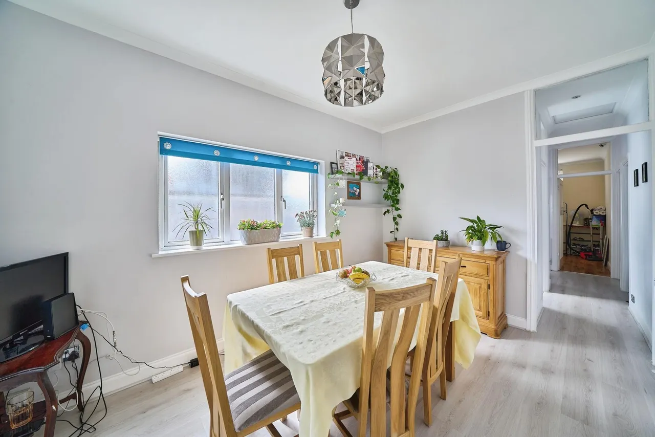 Clinton Crescent, Ilford, IG6, photo 8