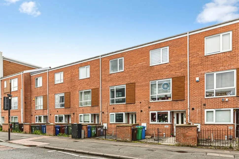 4 bed house for sale — Stockport Road, Manchester, M13