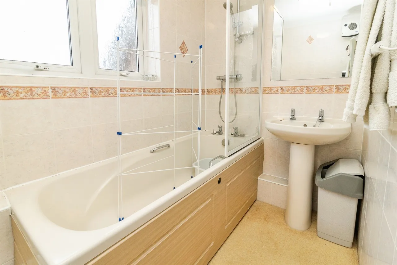 Clifford Avenue, Bletchley, MK2, photo 13