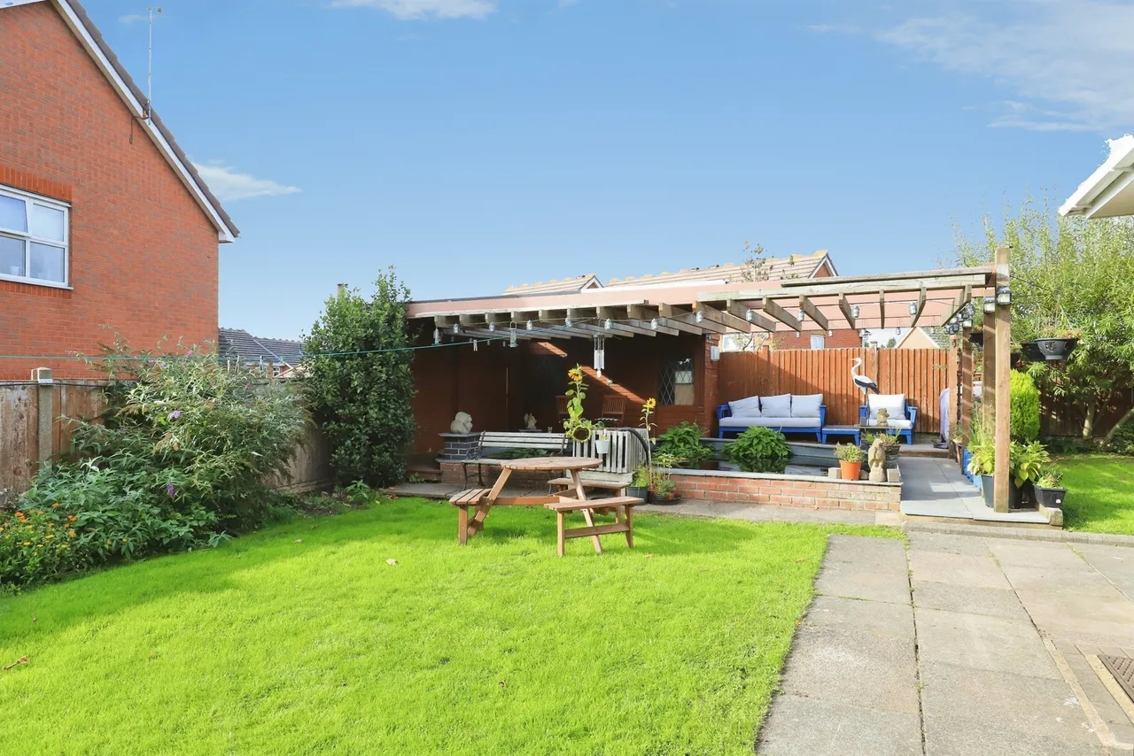 Eliot Croft, Bilston, WV14, photo 23
