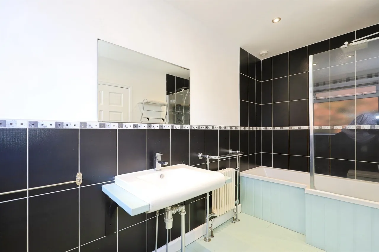 Eliot Croft, Bilston, WV14, photo 21