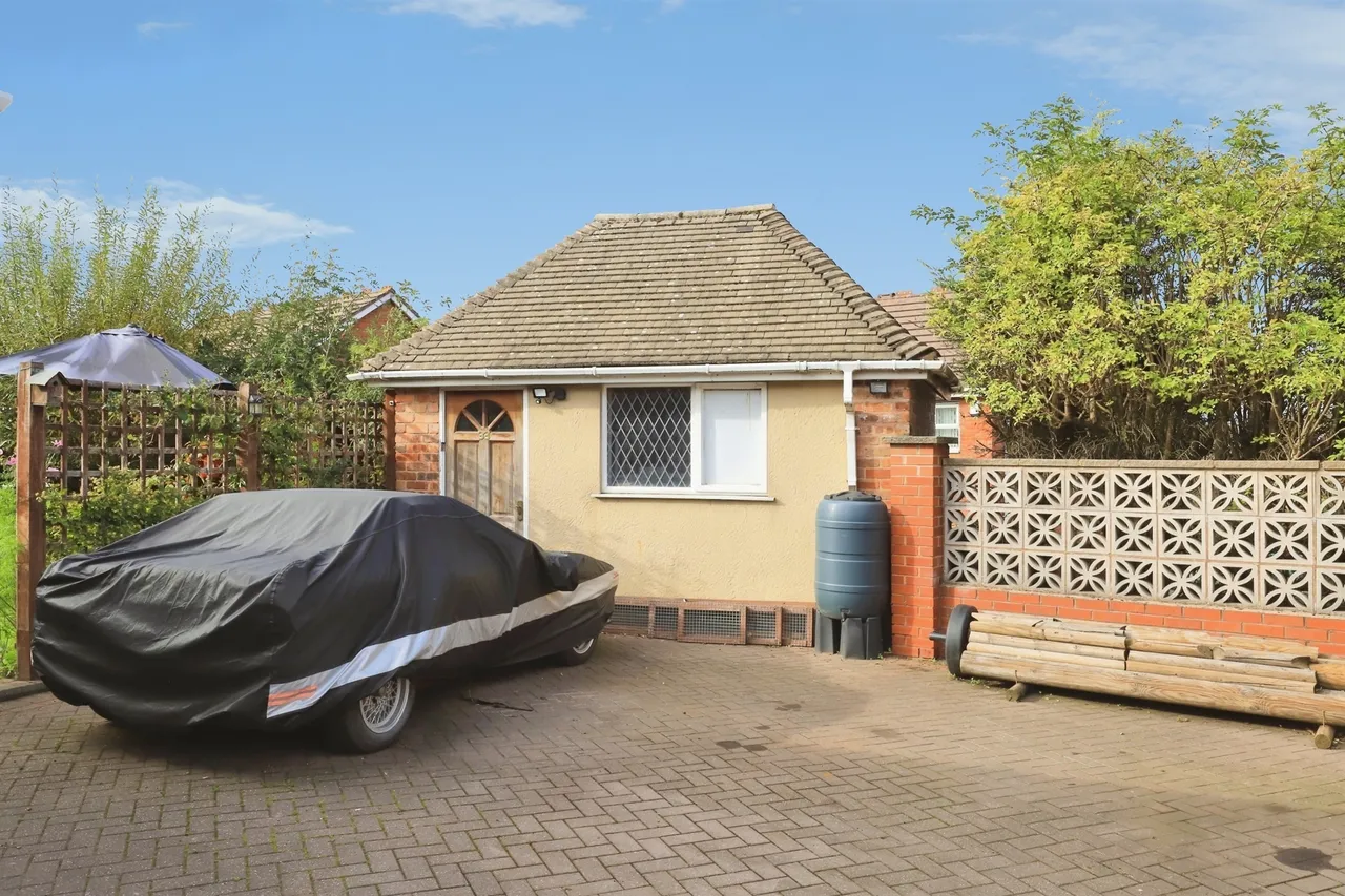 Eliot Croft, Bilston, WV14, photo 2