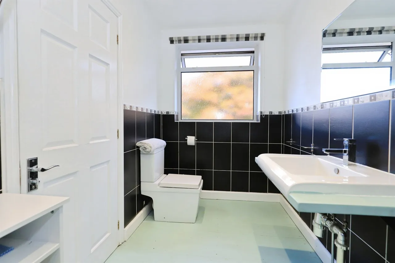 Eliot Croft, Bilston, WV14, photo 22