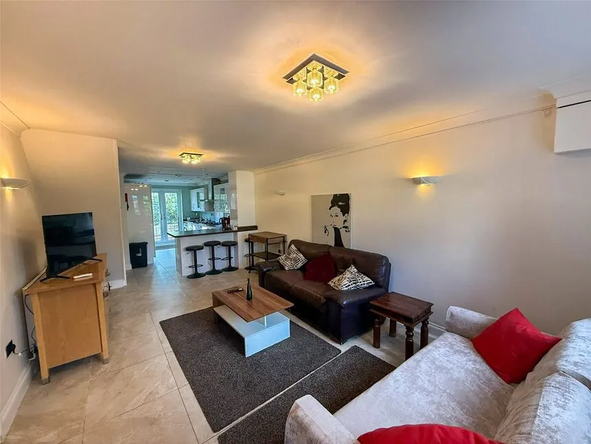 Langham Place, Egham, TW20, photo 2