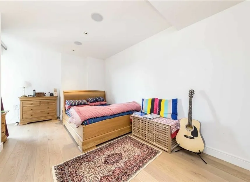 Kew Bridge Road, Brentford, TW8, photo 4