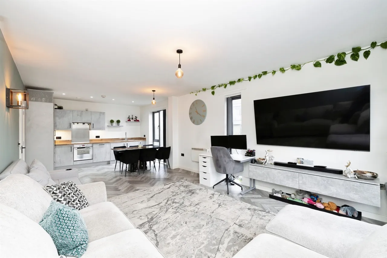 Goddard Drive, Bushey, photo 5