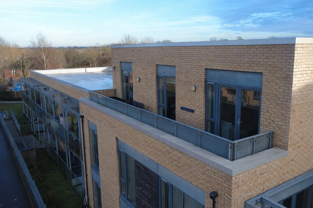 2 bed flat for sale — Goddard Drive, Bushey