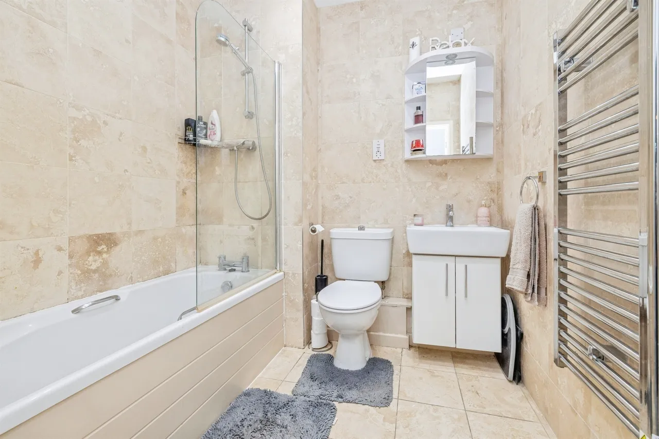 Goddard Drive, Bushey, photo 8