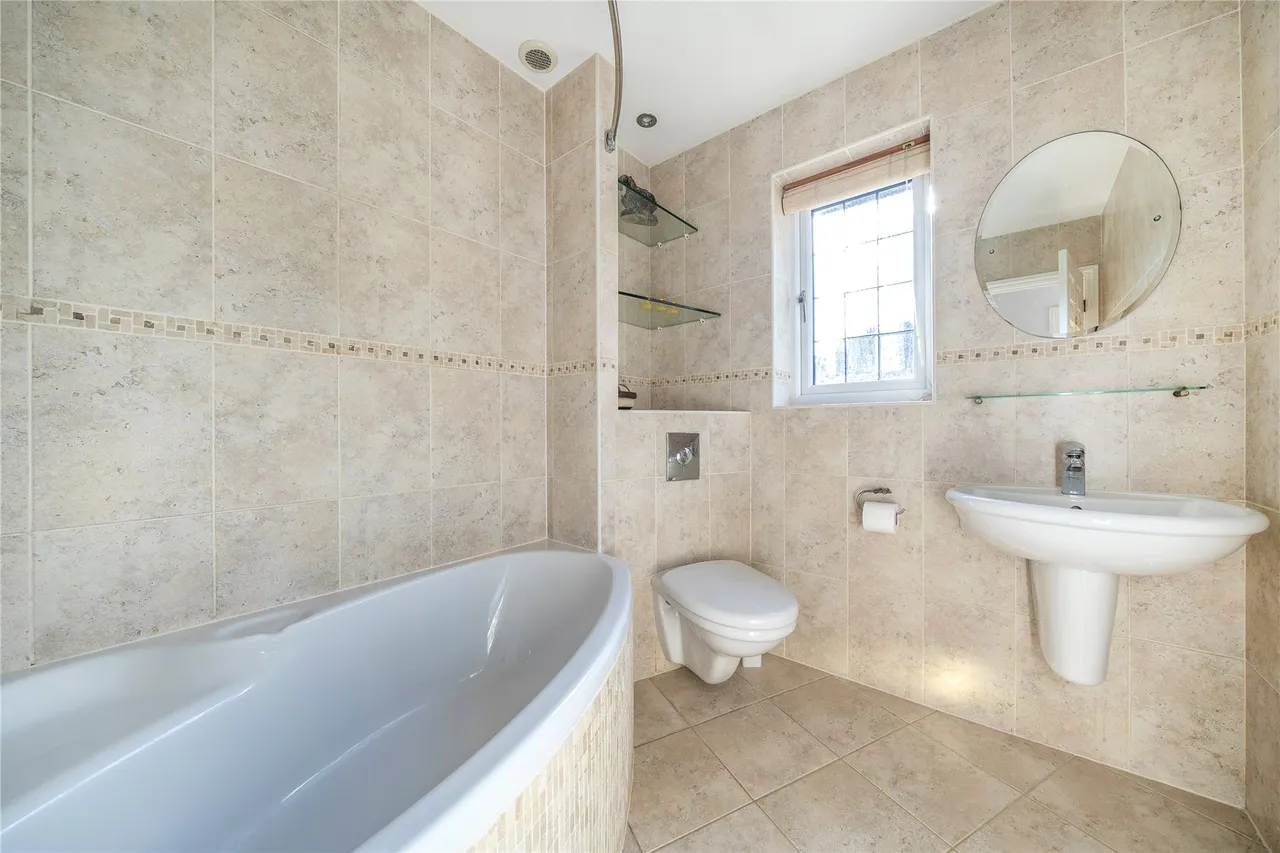 MacDonald Road, Lightwater, GU18, photo 21