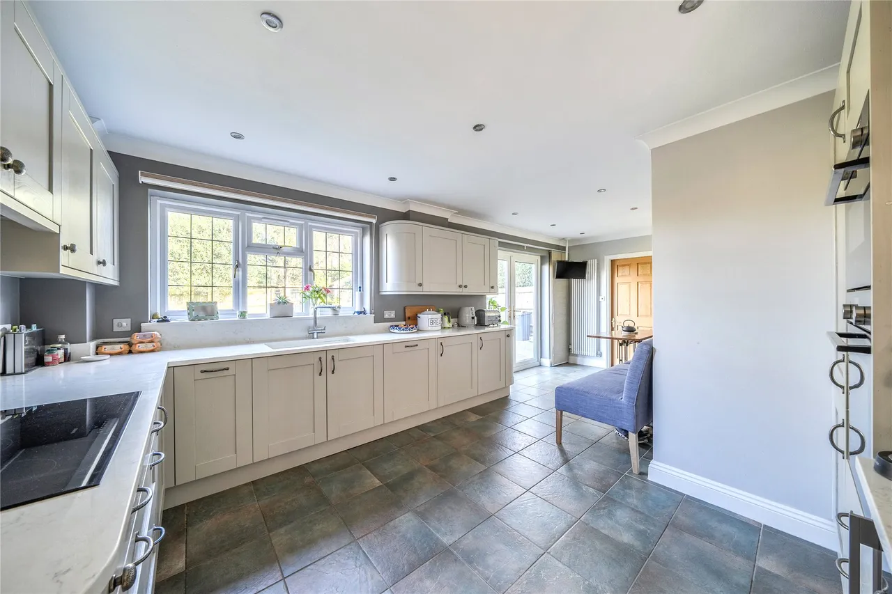 MacDonald Road, Lightwater, GU18, photo 3