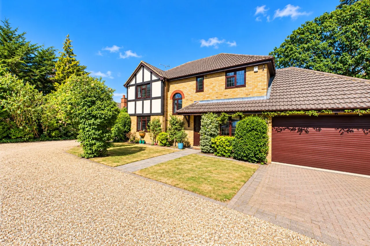 4 bed house for sale, MacDonald Road, Lightwater, GU18