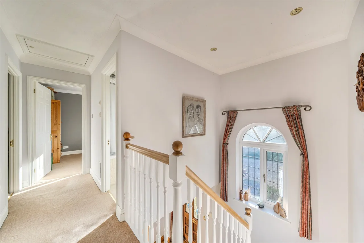 MacDonald Road, Lightwater, GU18, photo 12