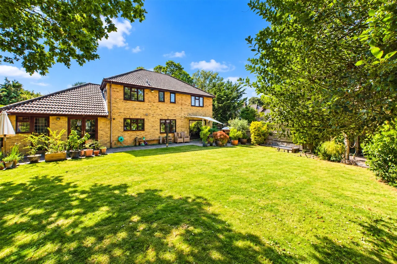 MacDonald Road, Lightwater, GU18, photo 2