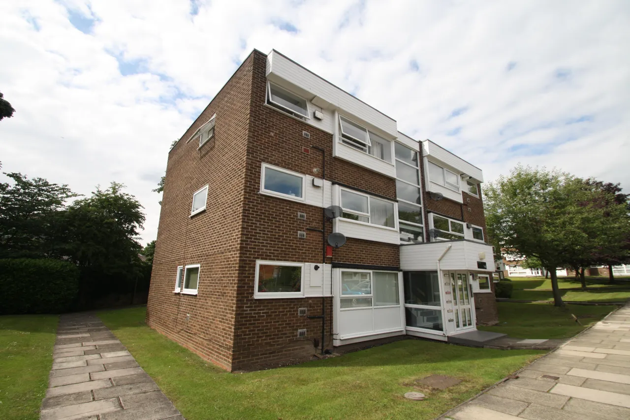 2 bed flat to rent, The Moorlands, Leeds, LS17