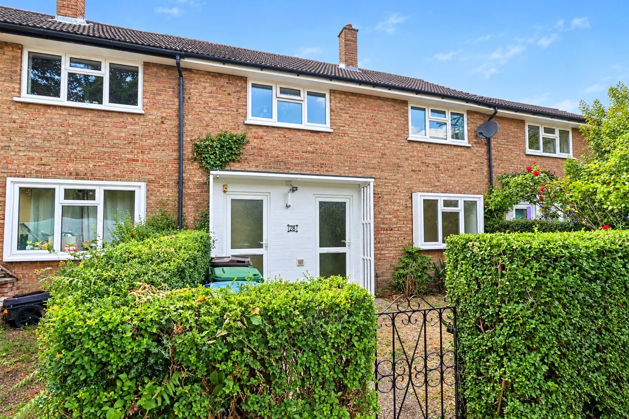 3 bed house for sale, Willow Way, Woking, GU22
