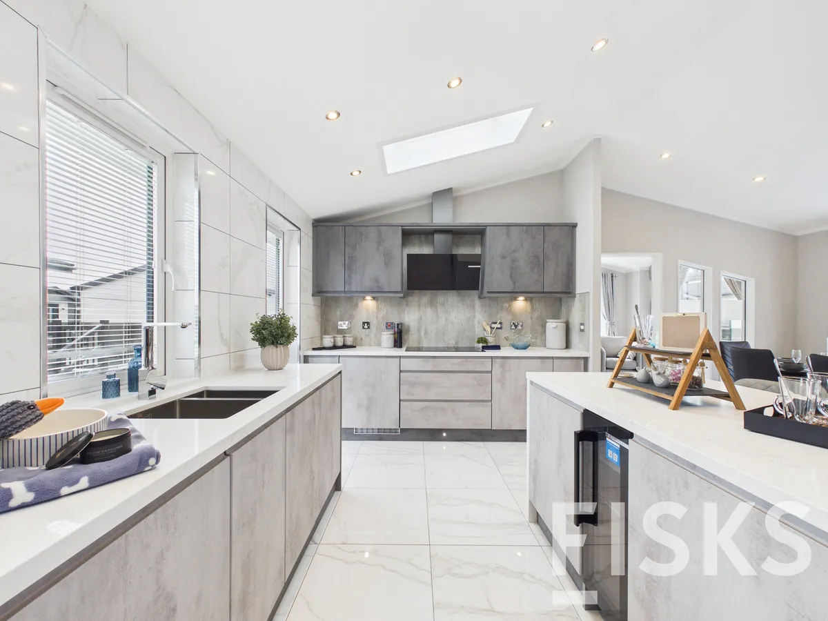 2 bed property for sale, Oyster Drive, Canvey Island, SS8
