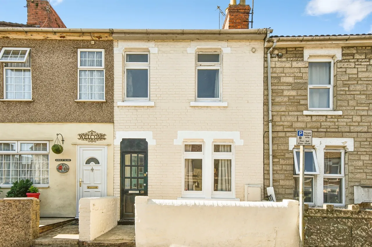 3 bed house for sale — Crombey Street, Swindon