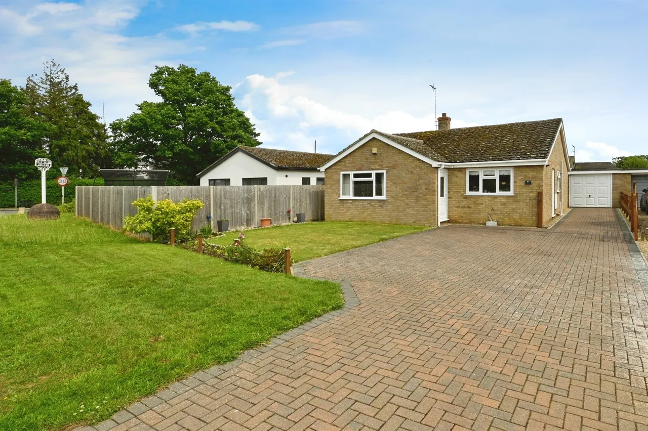3 bed house for sale — Downham Road, Runcton Holme, KING'S LYNN