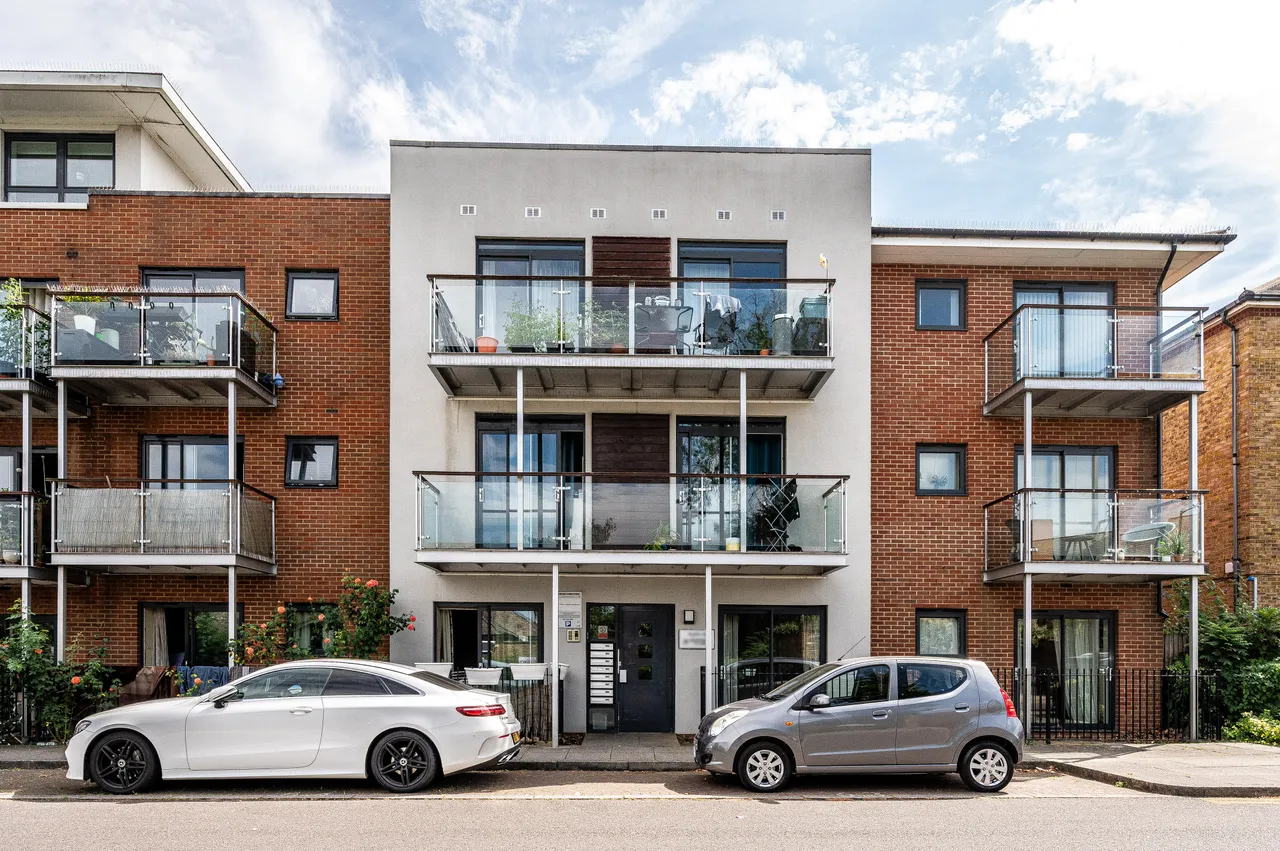 2 bed flat for sale — Flat 1, 19 Highfield Close, London