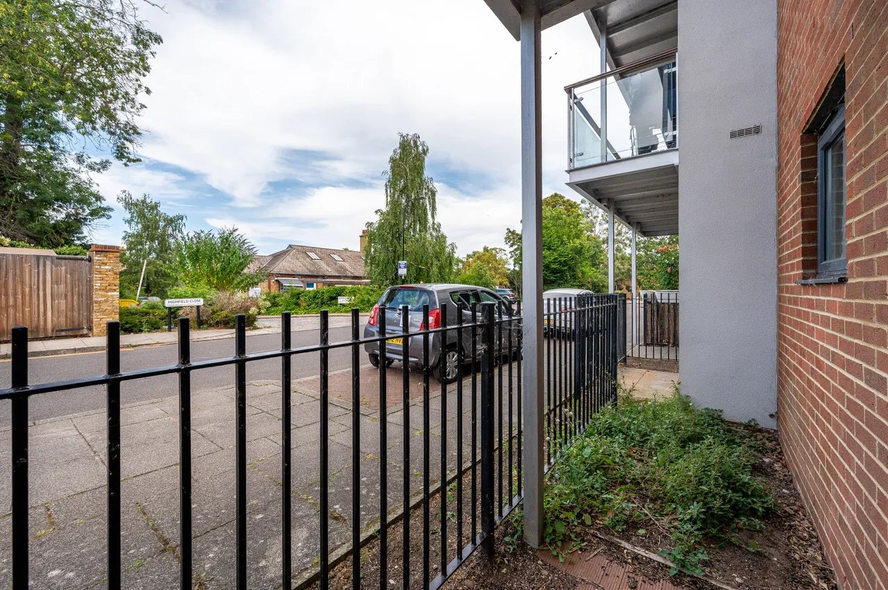Flat 1, 19 Highfield Close, London, photo 6