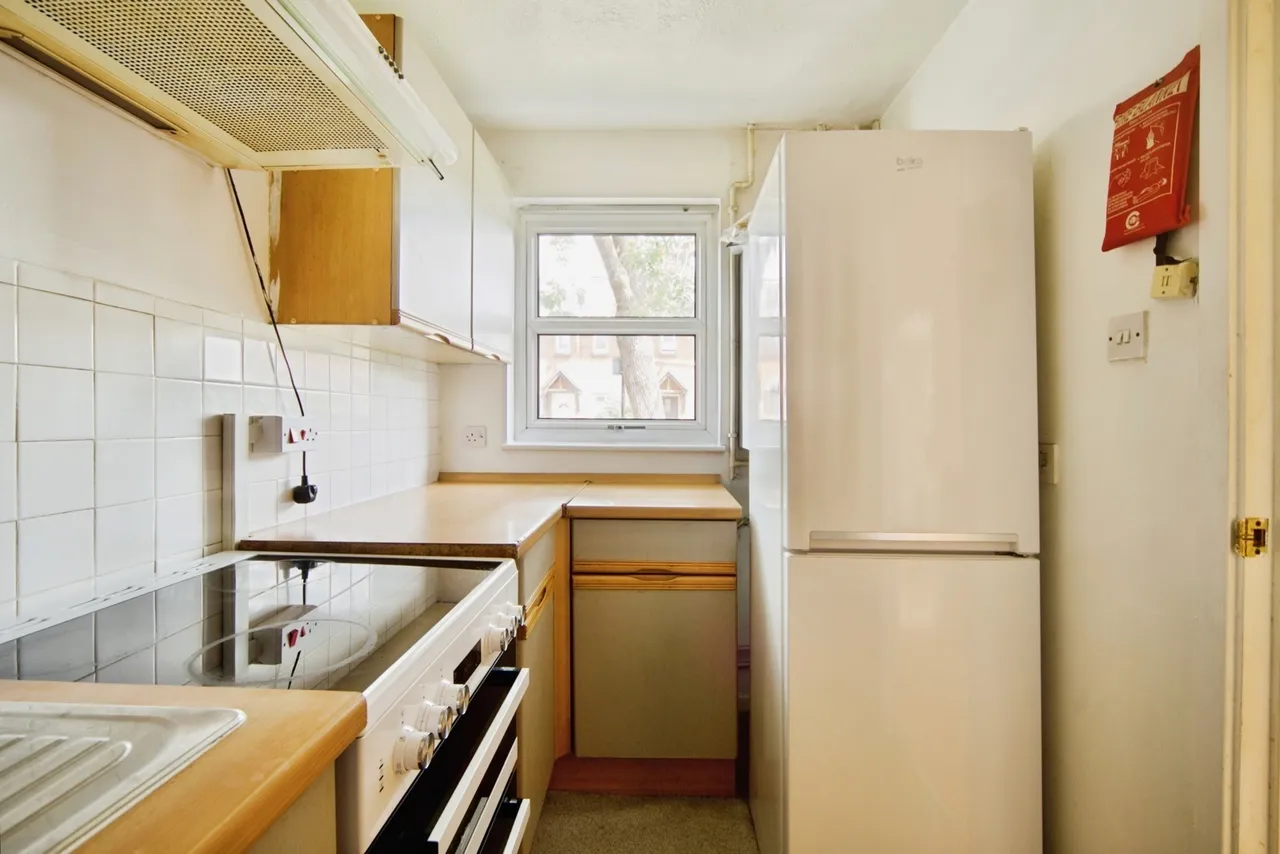 Canterbury Close, Beckton, London, E6, photo 5