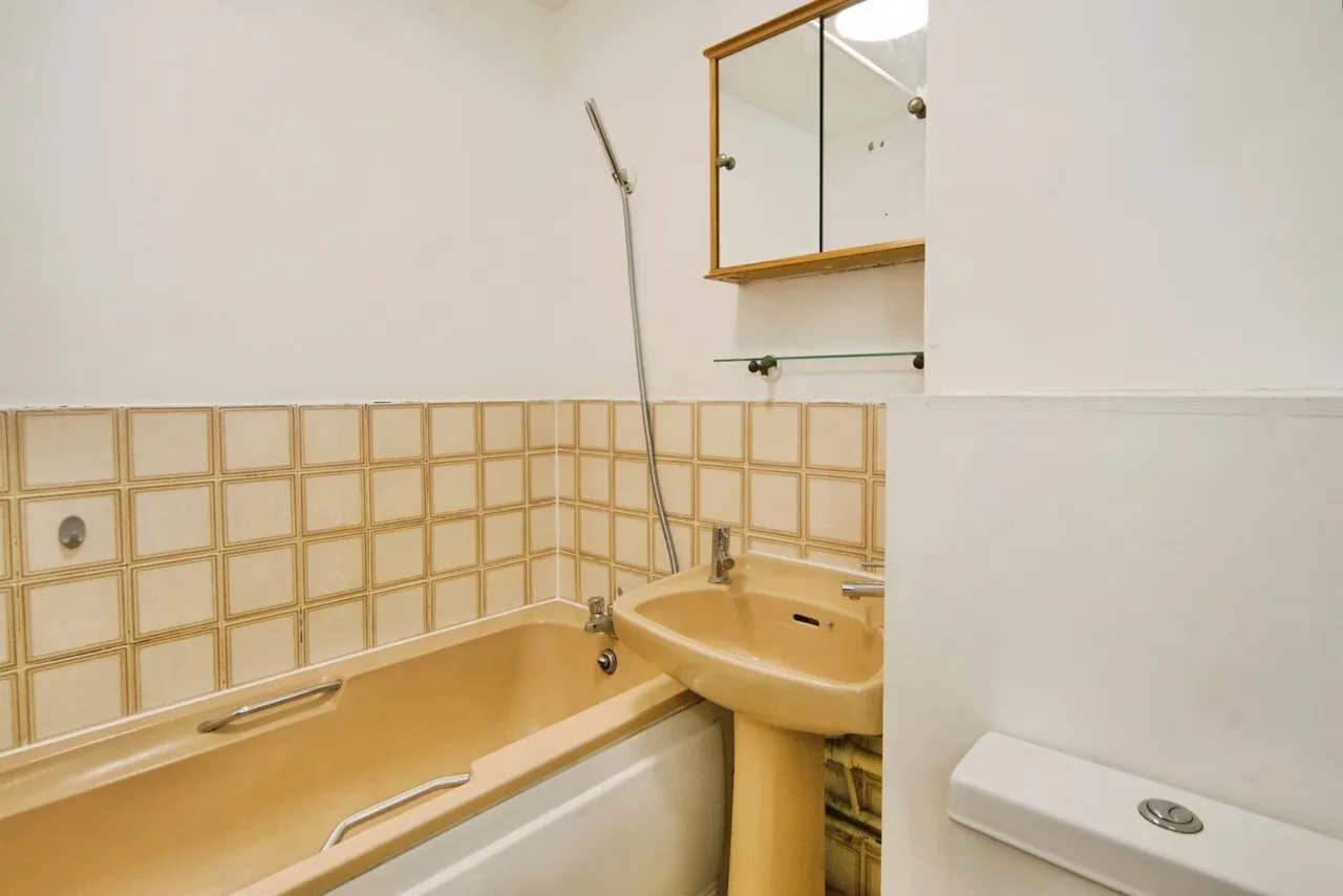 Canterbury Close, Beckton, London, E6, photo 12