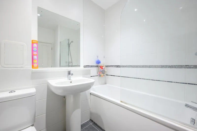 Longden Avenue, Row Town KT15 1EB, photo 8