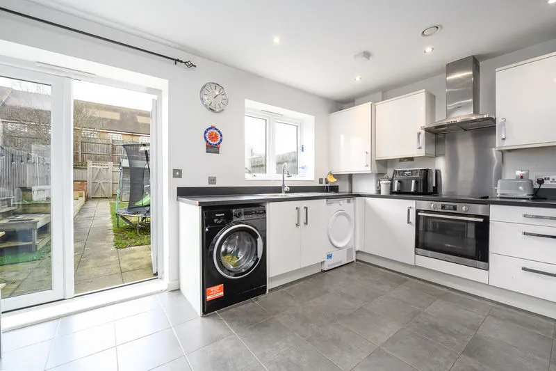 Longden Avenue, Row Town KT15 1EB, photo 2