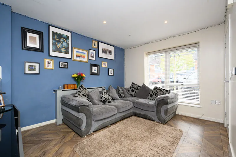 Longden Avenue, Row Town KT15 1EB, photo 5